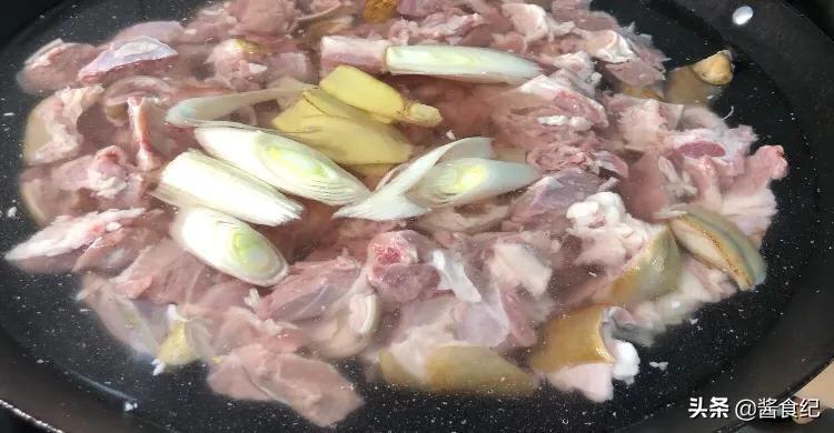 白汤羊肉汤的做法及配料（炖羊肉汤三放三不放）-5