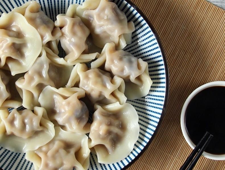 冻饺子开水煮还是冷水煮（冰箱拿出来的饺子冷水下锅吗）-8