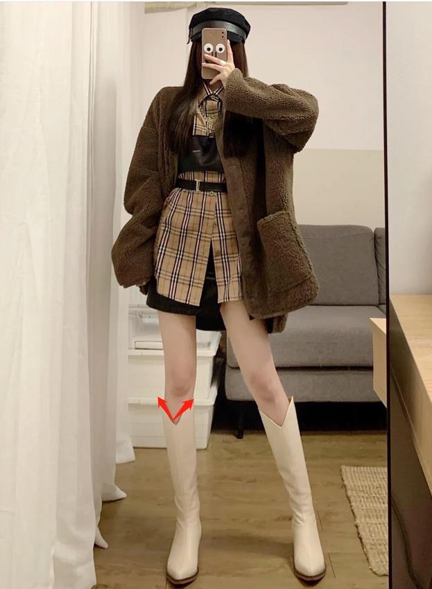 白色靴子怎么搭配冬装（白长靴一般怎样搭配好看女）-4