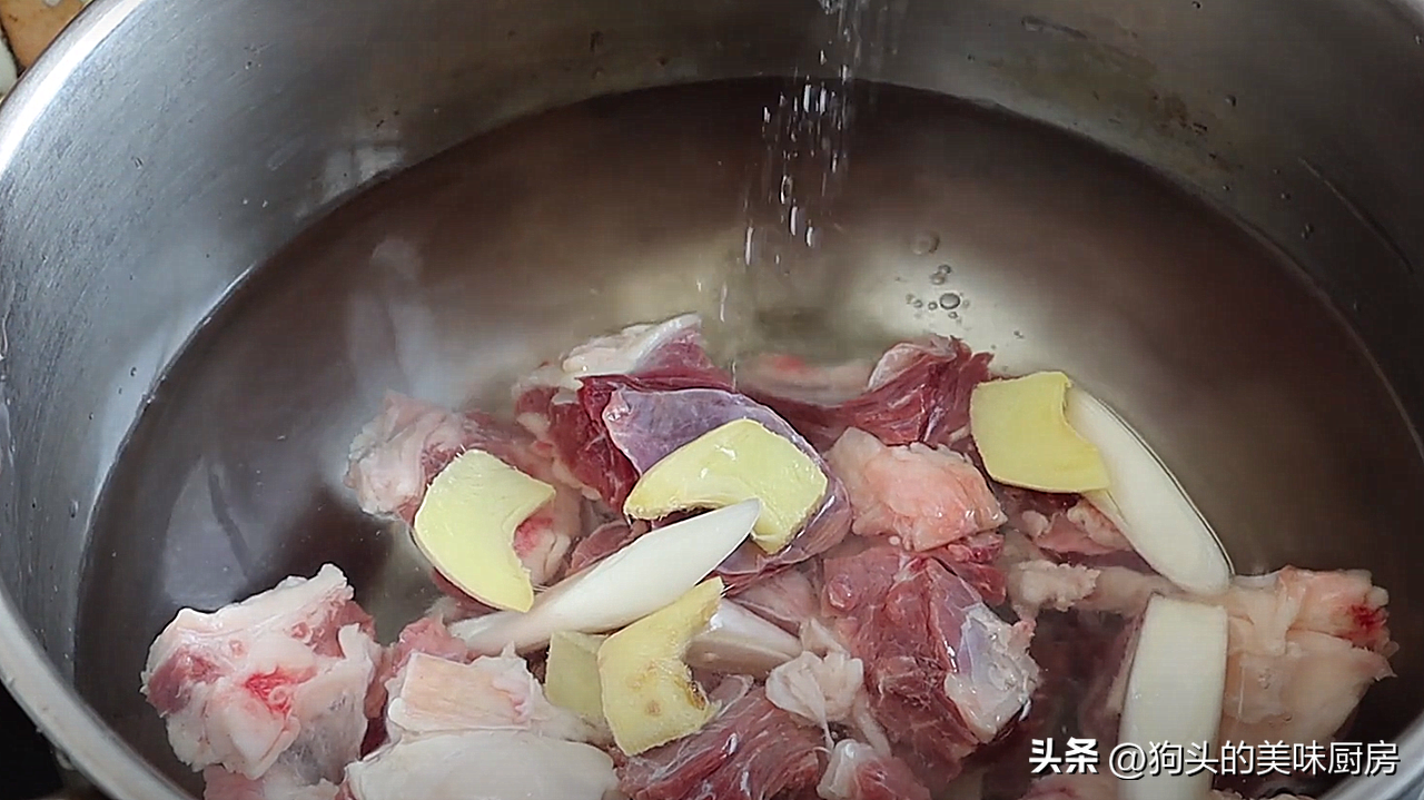 请问牛肉汤怎么做好吃（牛肉汤的熬制方法及配料）-5