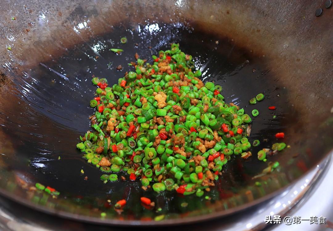 龙豆角怎么炒好吃又简单（龙豆和什么搭配炒好吃）-8