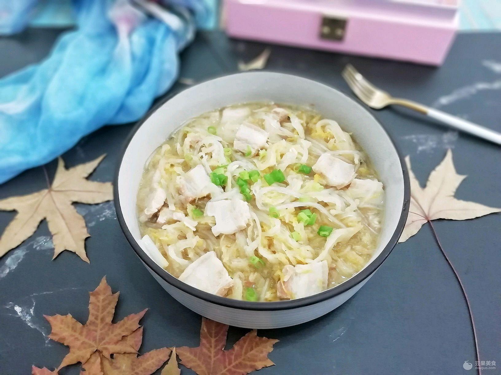 酸菜炖粉条五花肉的做法（五花肉粉条炖酸菜怎么做）-1