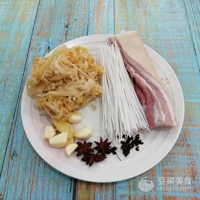 酸菜炖粉条五花肉的做法（五花肉粉条炖酸菜怎么做）-2