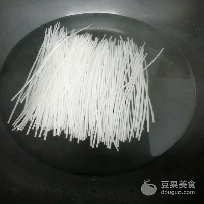 酸菜炖粉条五花肉的做法（五花肉粉条炖酸菜怎么做）-6