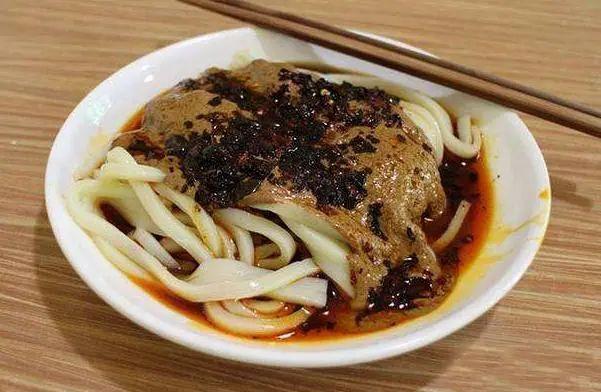 芝麻酱怎么调稀用热水还是冷水（调芝麻酱的正确方法）-2