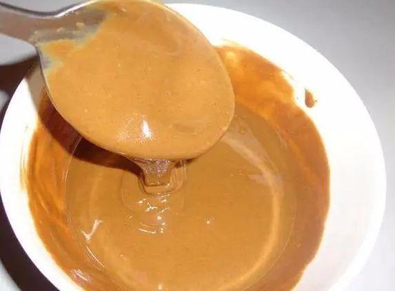 芝麻酱怎么调稀用热水还是冷水（调芝麻酱的正确方法）-3