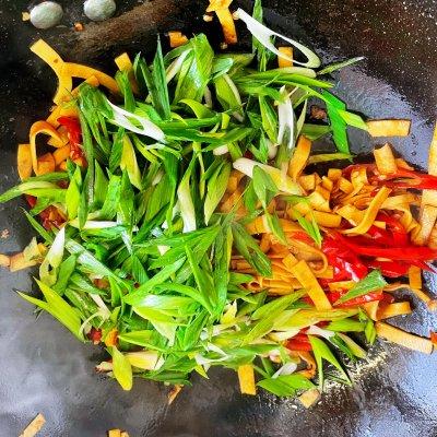 豆腐皮怎么炒好吃又简单 蒜苗炒豆腐皮的做法-9
