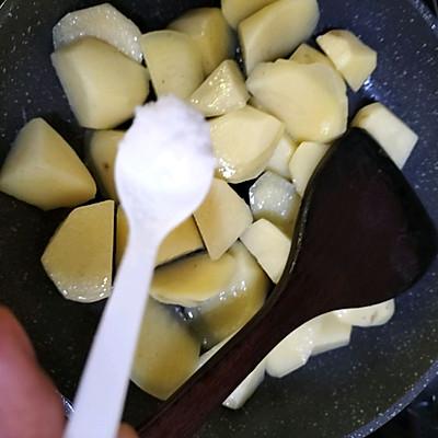 红烧土豆块的家常做法-6