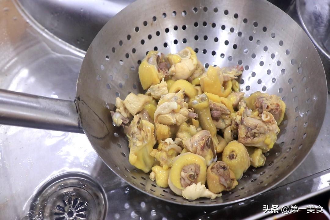 鸡肉冷水焯还是开水焯（炖鸡汤的鸡炒一下炖还是直接炖）-6