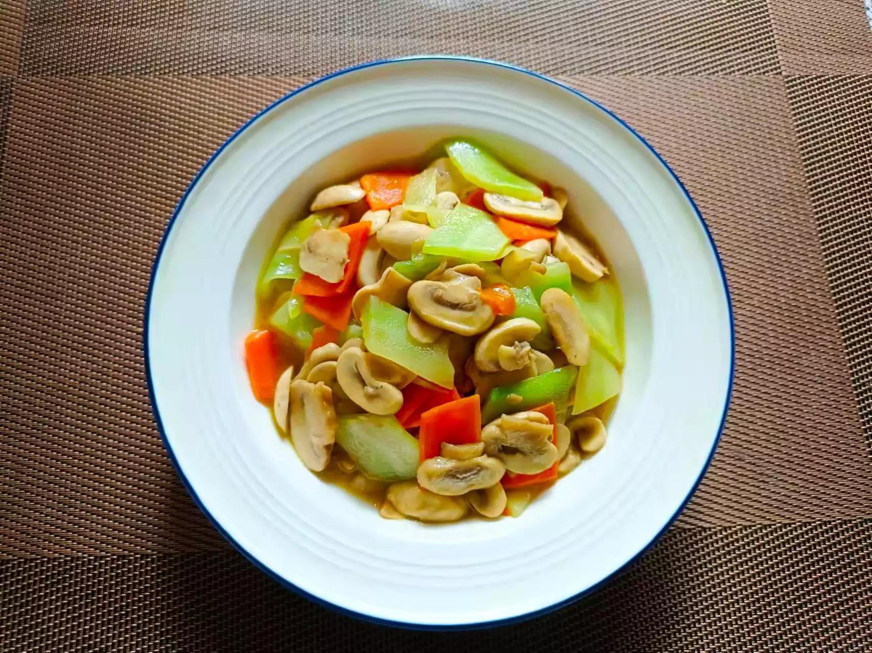 口蘑是什么季节的食物（口蘑炒莴笋的做法）-3