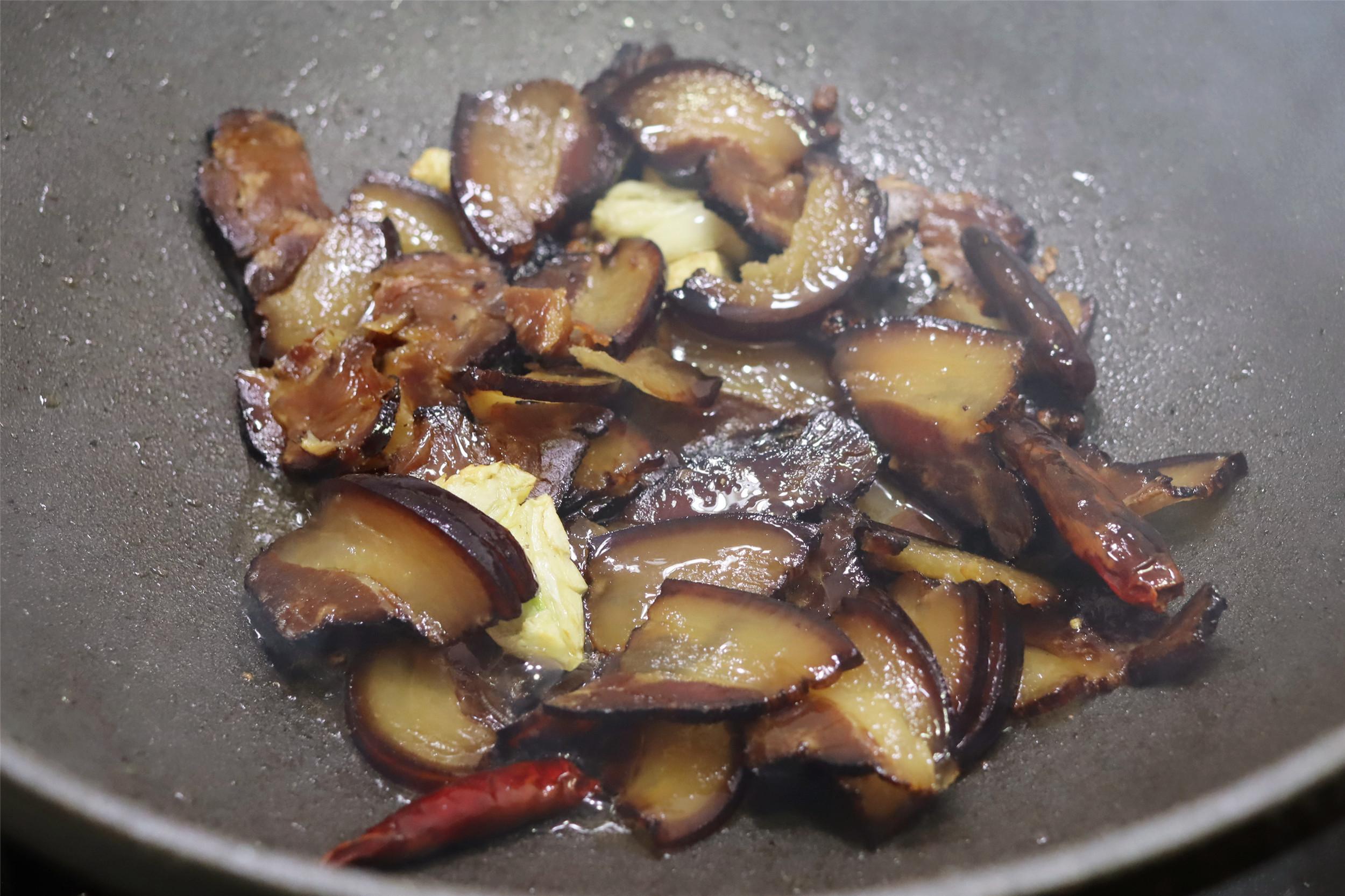 腊肉冷藏还是冷冻保存（辣椒炒腊肉的家常做法）-11