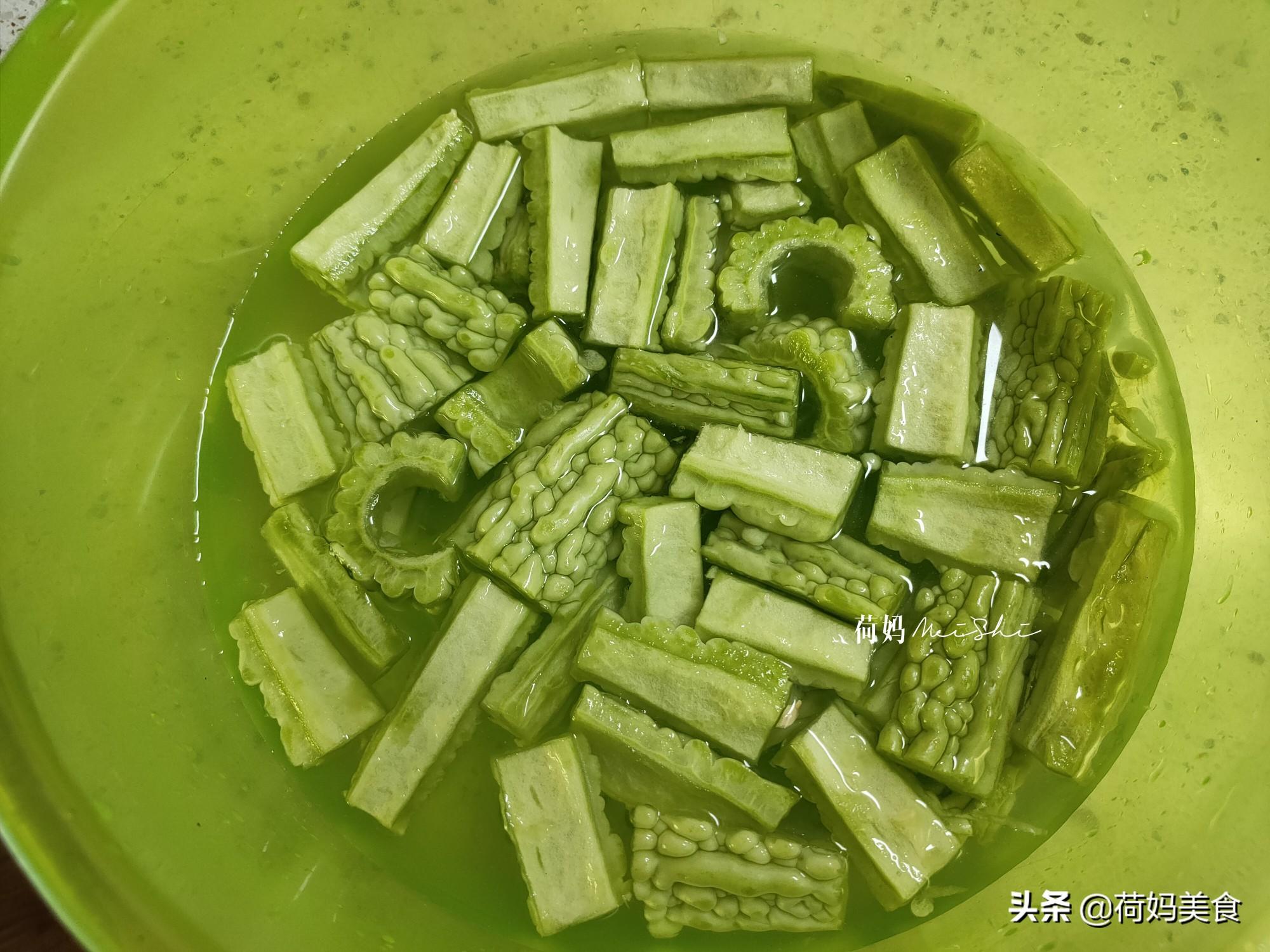 苦瓜炖排骨怎么做汤不苦（苦瓜排骨汤的做法大全）-6
