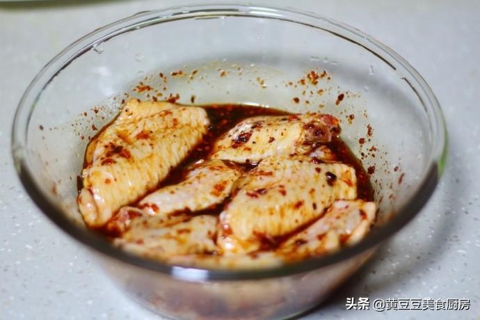 鸡翅怎么腌制烤出来才好吃（鸡翅的腌制方法和配料）-4
