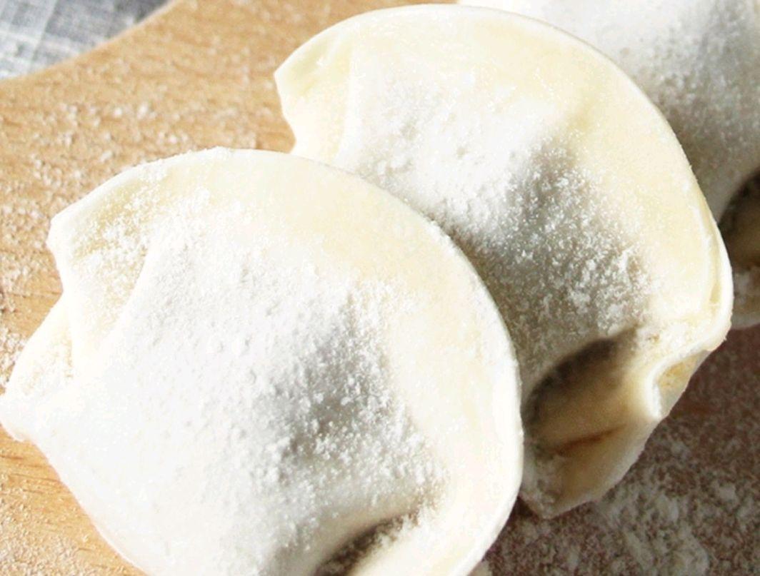 煮冷冻饺子是用热水还是冷水（煮饺子正确方法分享）-1