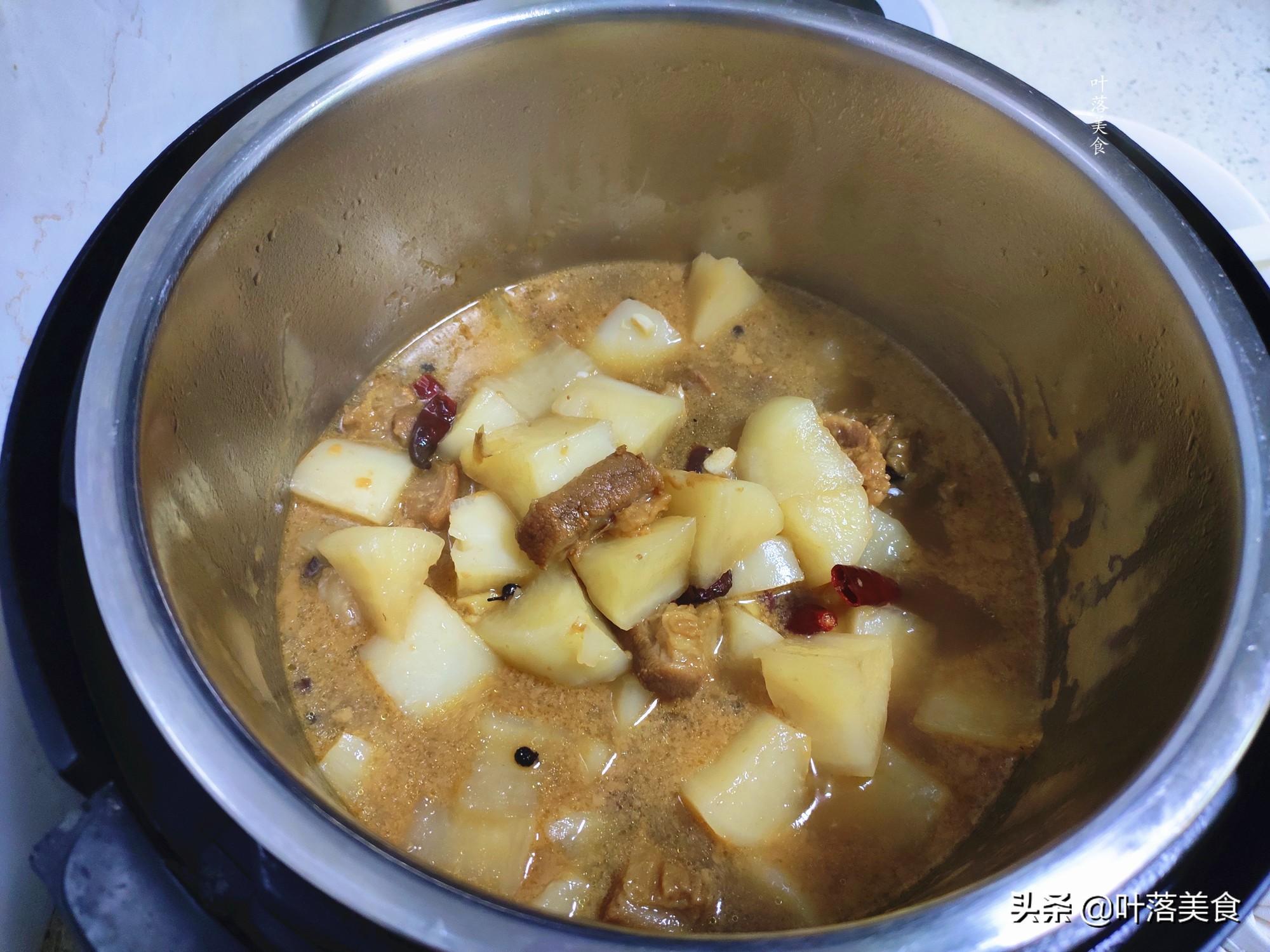 白萝卜炖牛腩怎么做好吃又烂（牛腩肉炖白萝卜的做法）-9