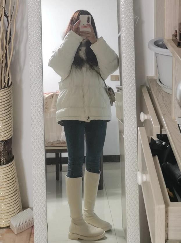 白色靴子怎么搭配冬装（白长靴一般怎样搭配好看女）-9