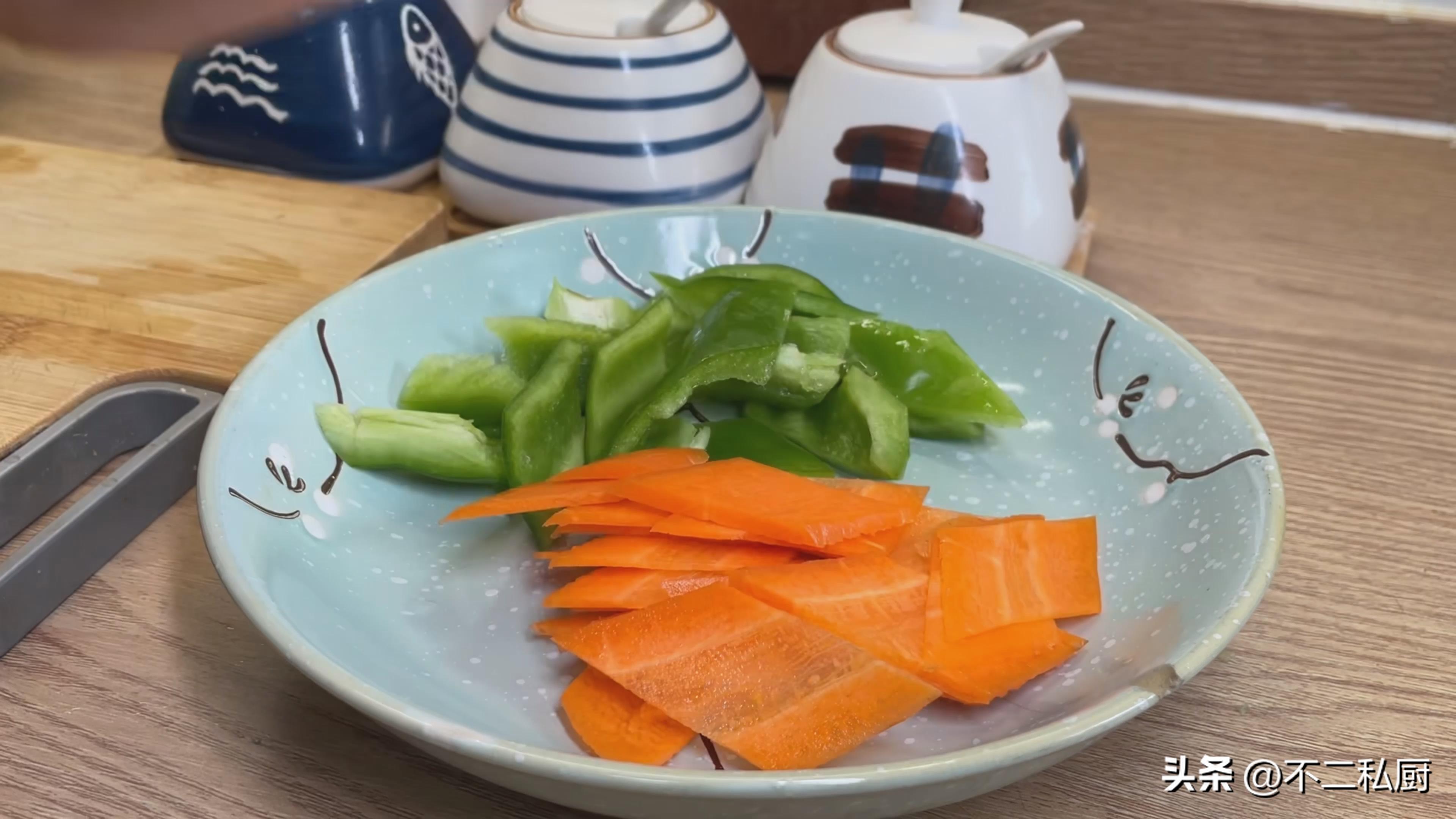 家庭红烧茄子的简单做法（饭店里红烧茄子的做法）-5