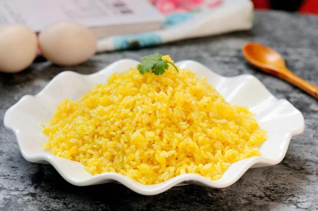 黄金蛋炒饭蛋清怎么办（黄金蛋炒饭为什么炒出来不黄）-1
