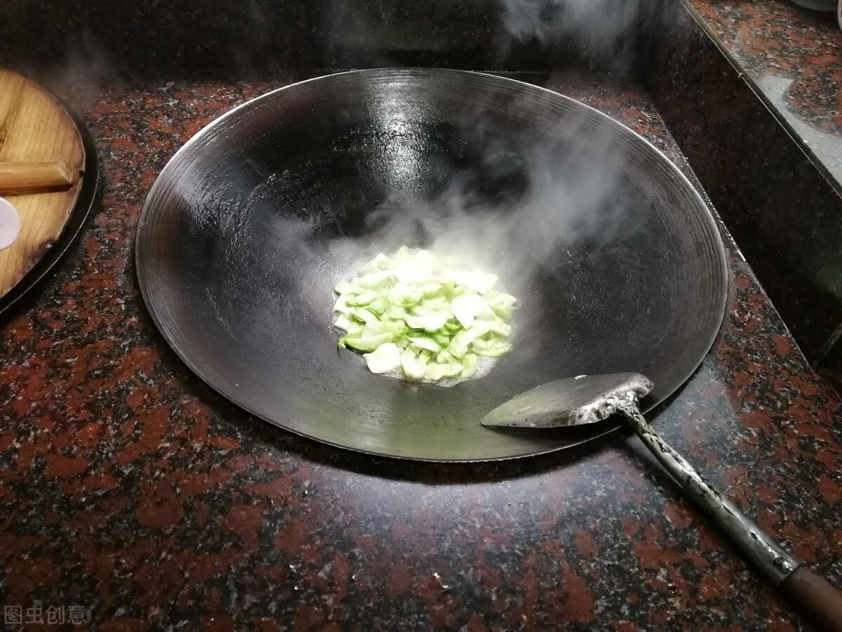 新买的铁锅第一次怎么开锅，新买的锅子怎样开锅-2