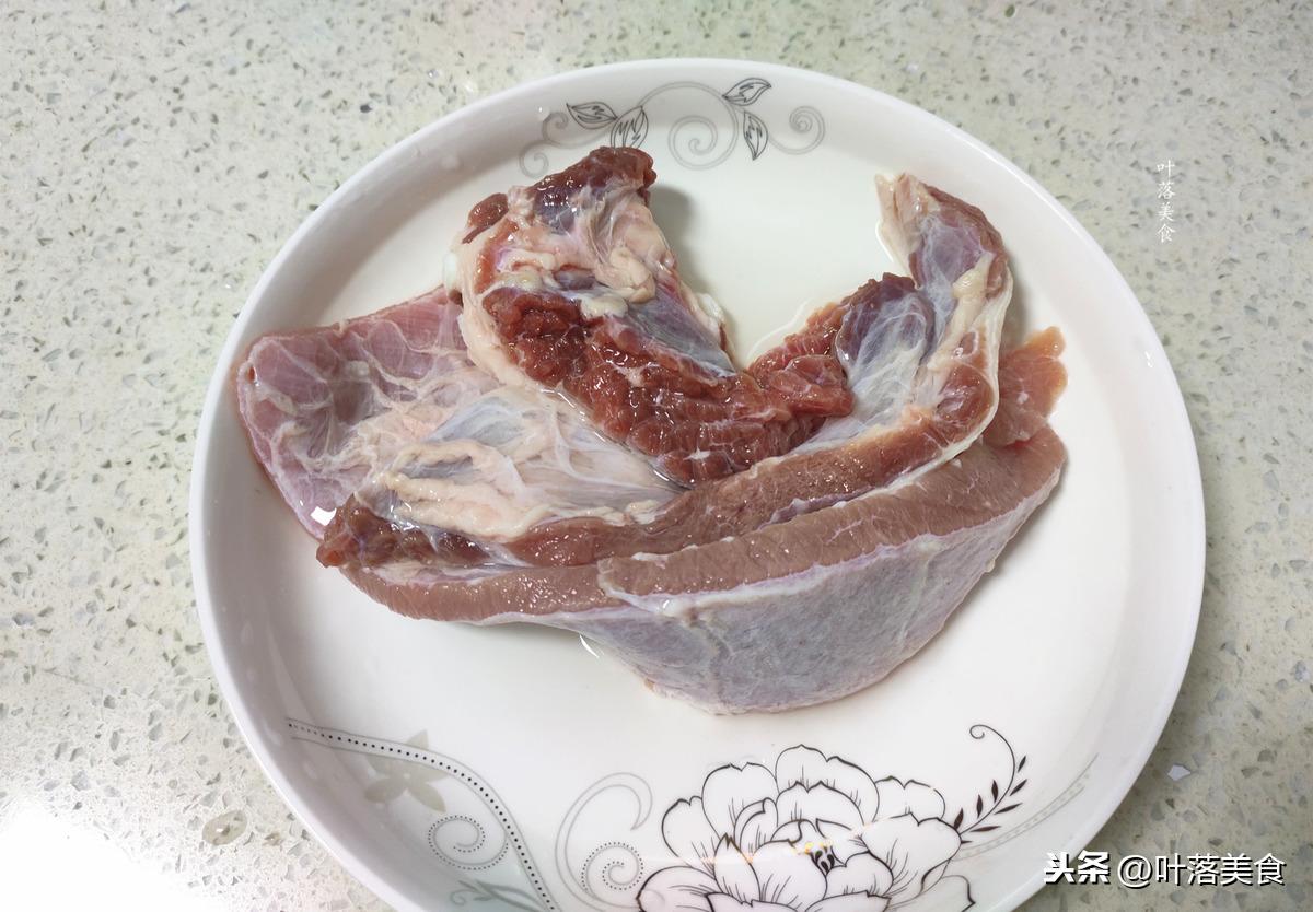 白萝卜炖牛腩怎么做好吃又烂（牛腩肉炖白萝卜的做法）-1