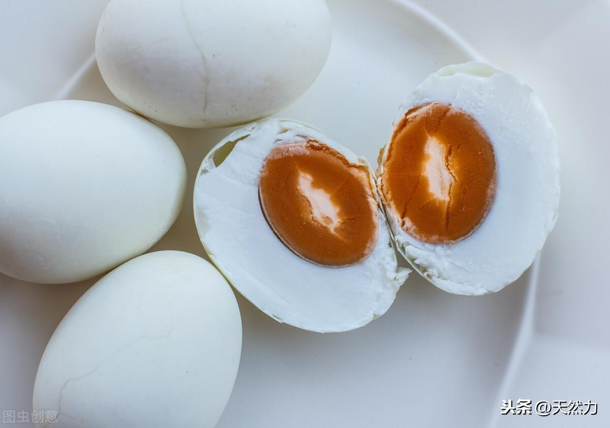咸鸭蛋太咸了怎么吃好（咸鸭蛋的保存方法）-2