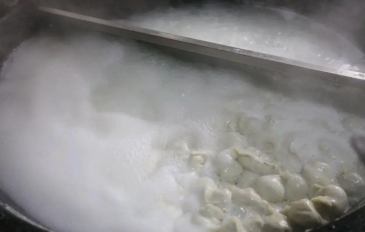速冻饺子是不是飘起来就熟了 水饺熟了怎么看-5