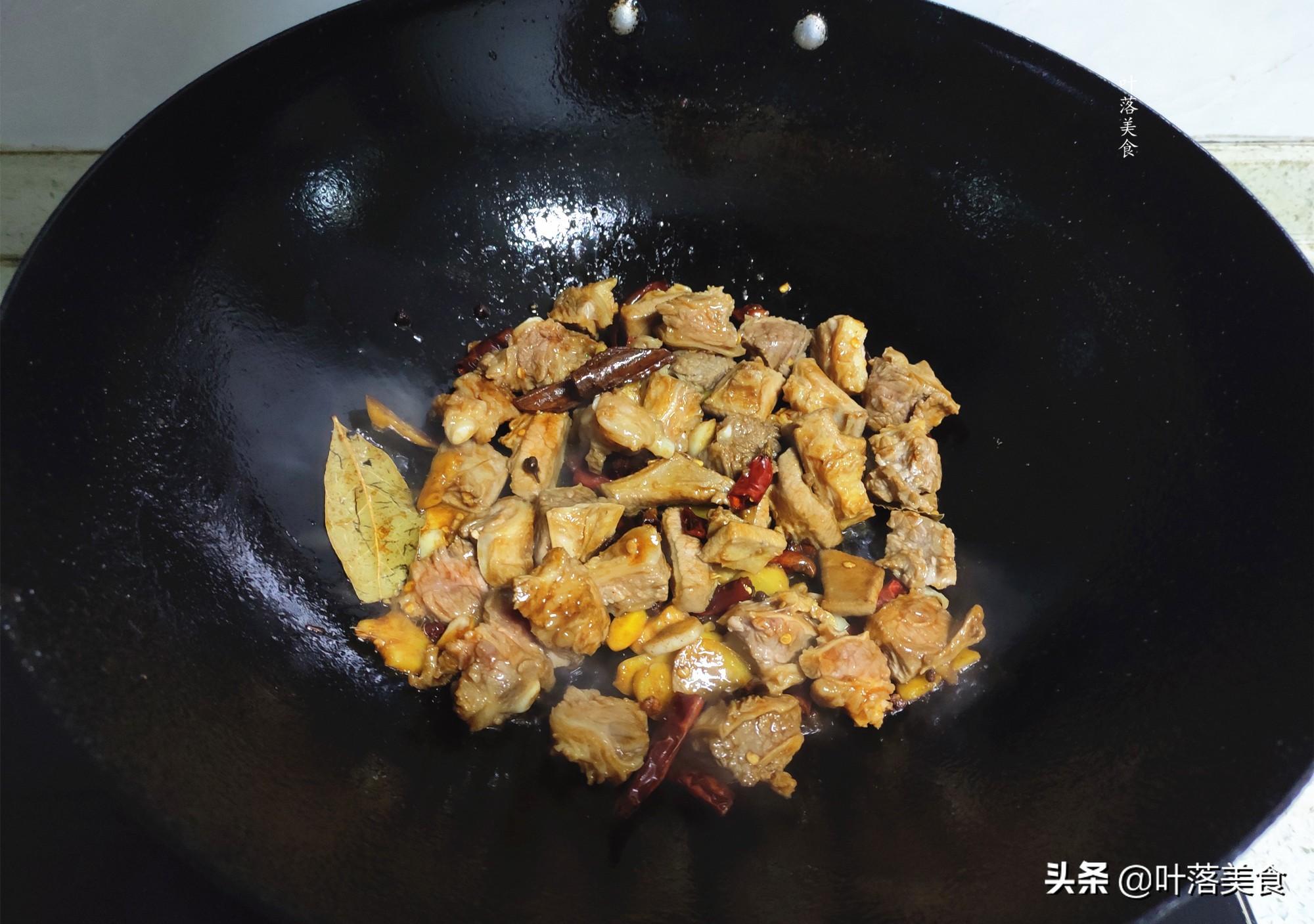 白萝卜炖牛腩怎么做好吃又烂（牛腩肉炖白萝卜的做法）-7