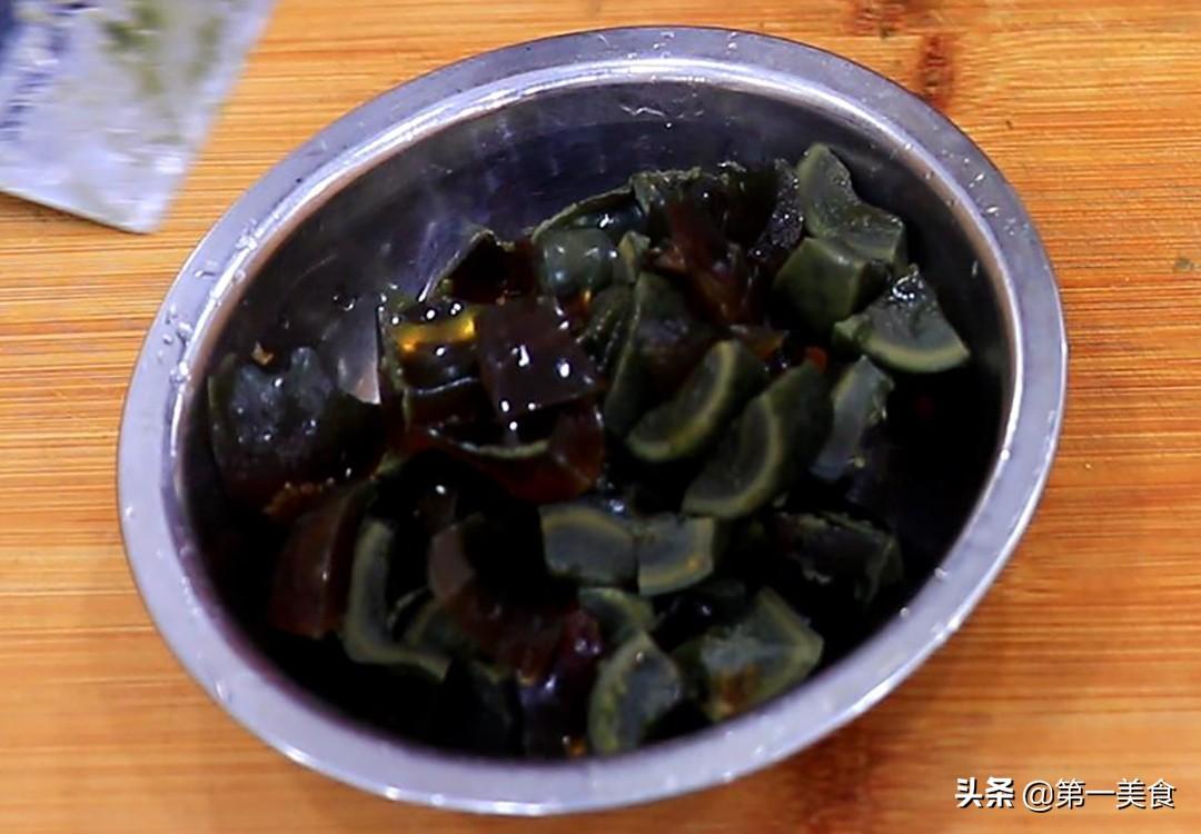 皮蛋怎么吃好吃又简单窍门（凉拌皮蛋豆腐怎样做好吃）-3