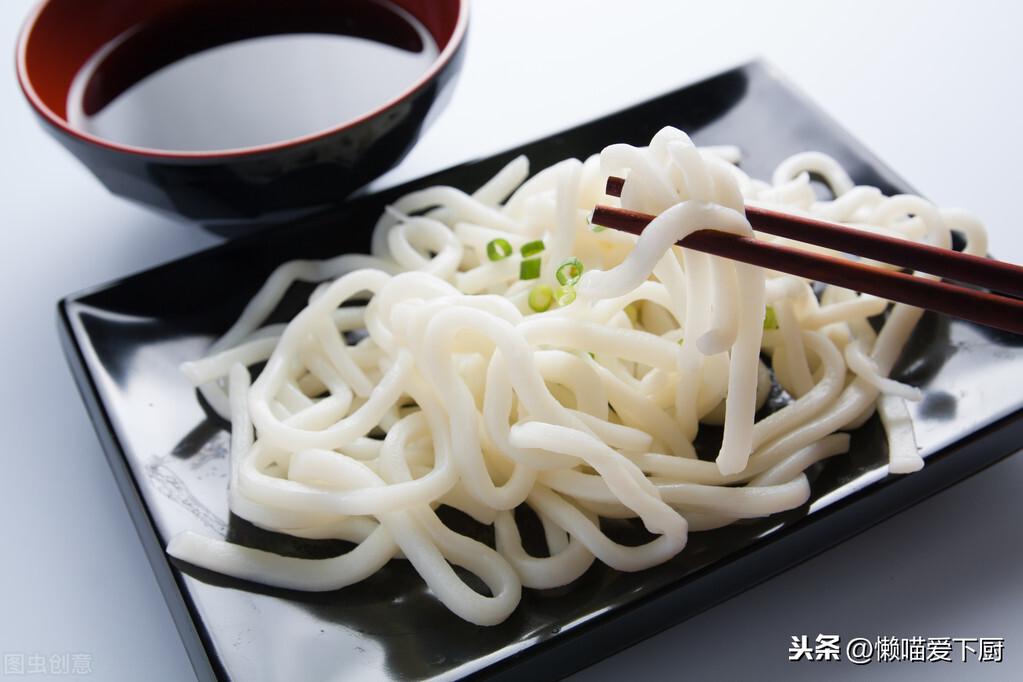 乌冬面是什么材料做的（乌冬面为什么叫乌冬面）-2