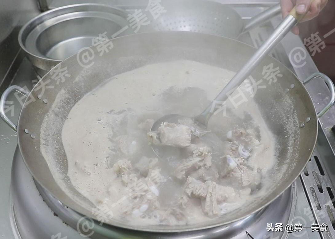 煮排骨是冷水煮还是热水煮（炖排骨的正确方法）-3