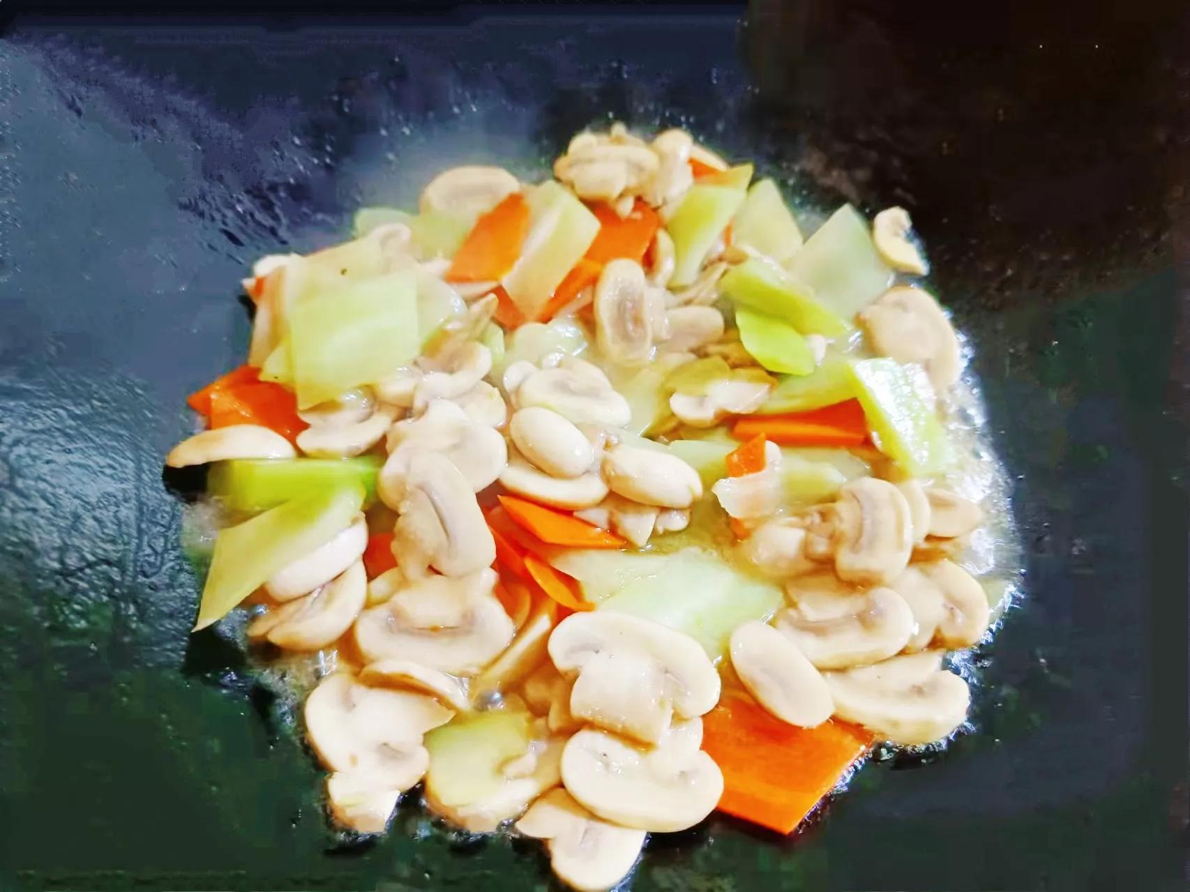 口蘑是什么季节的食物（口蘑炒莴笋的做法）-13