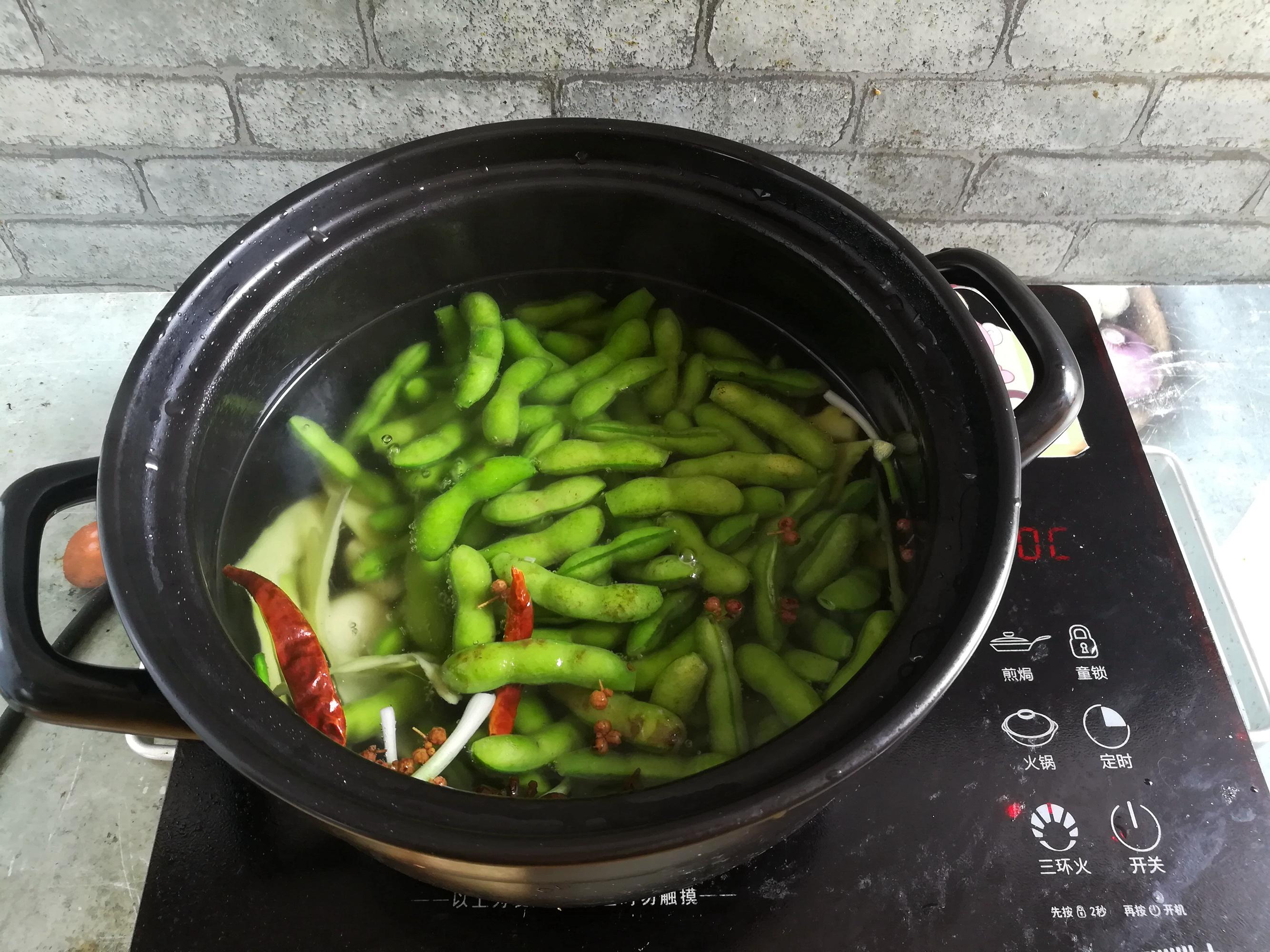 水煮毛豆要煮多久入盐（盐煮毛豆几分钟熟）-7