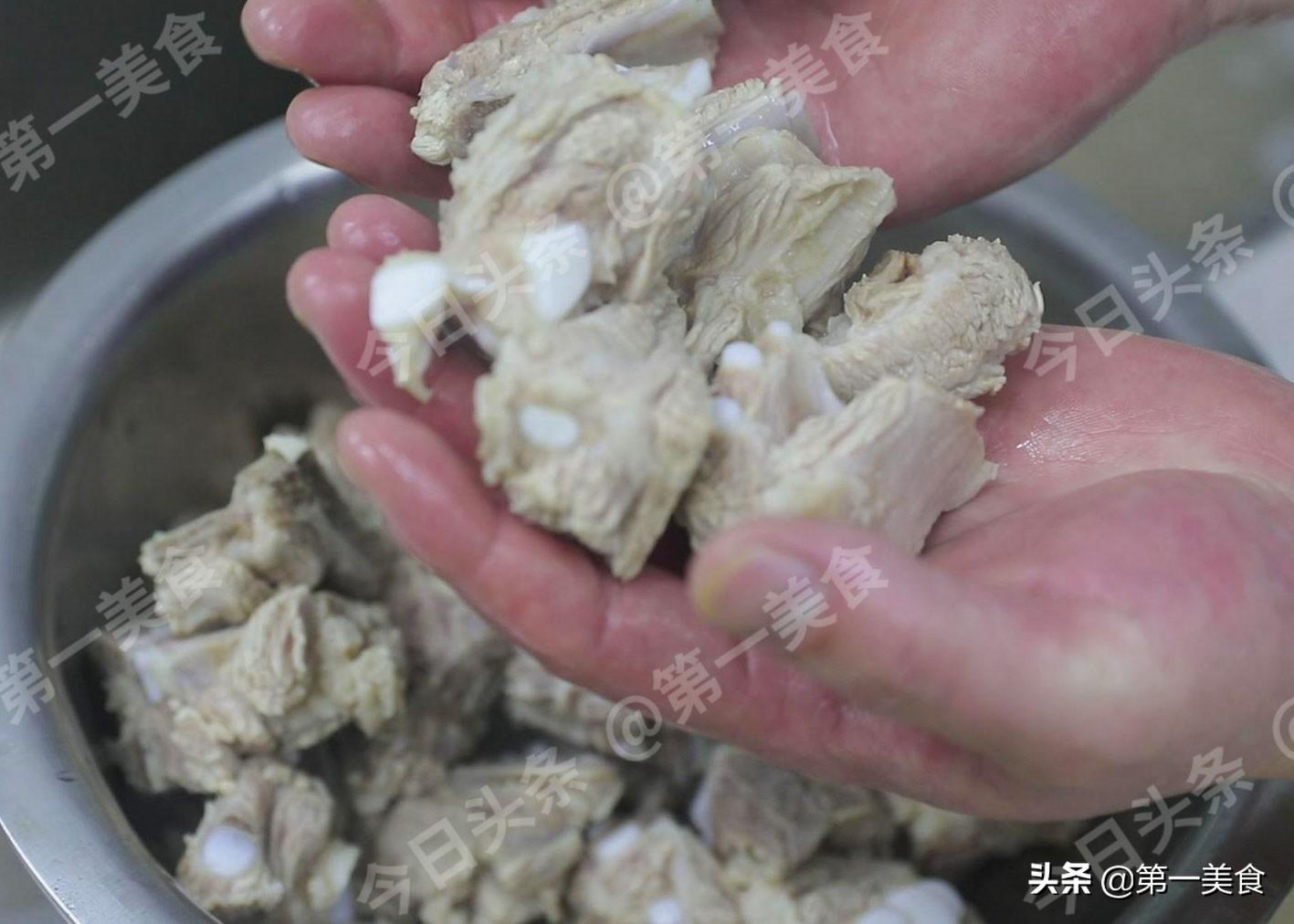 煮排骨是冷水煮还是热水煮（炖排骨的正确方法）-4
