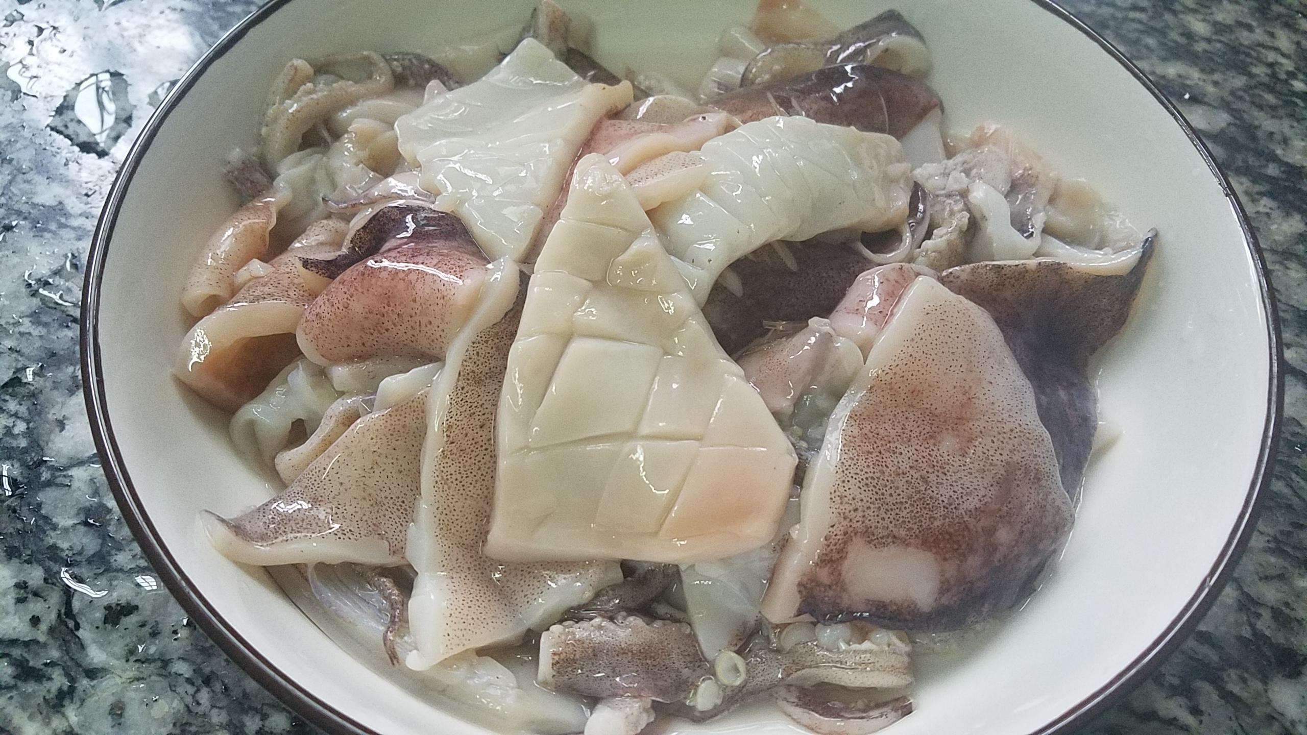 鱿鱼怎么做好吃又简单的家常做法（鱿鱼焯水多长时间最佳）-3
