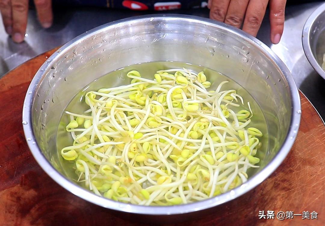 黄豆芽炒肉皮怎么炒好吃（炒黄豆芽需不需要焯水）-3