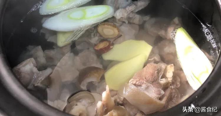白汤羊肉汤的做法及配料（炖羊肉汤三放三不放）-13