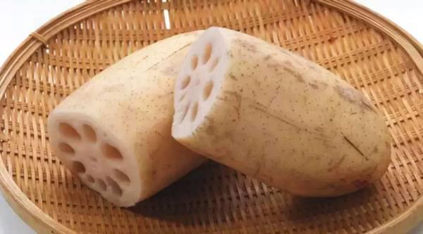 藕里面的泥巴怎么能洗干净呢（怎样清洗莲藕里面的泥巴）-1