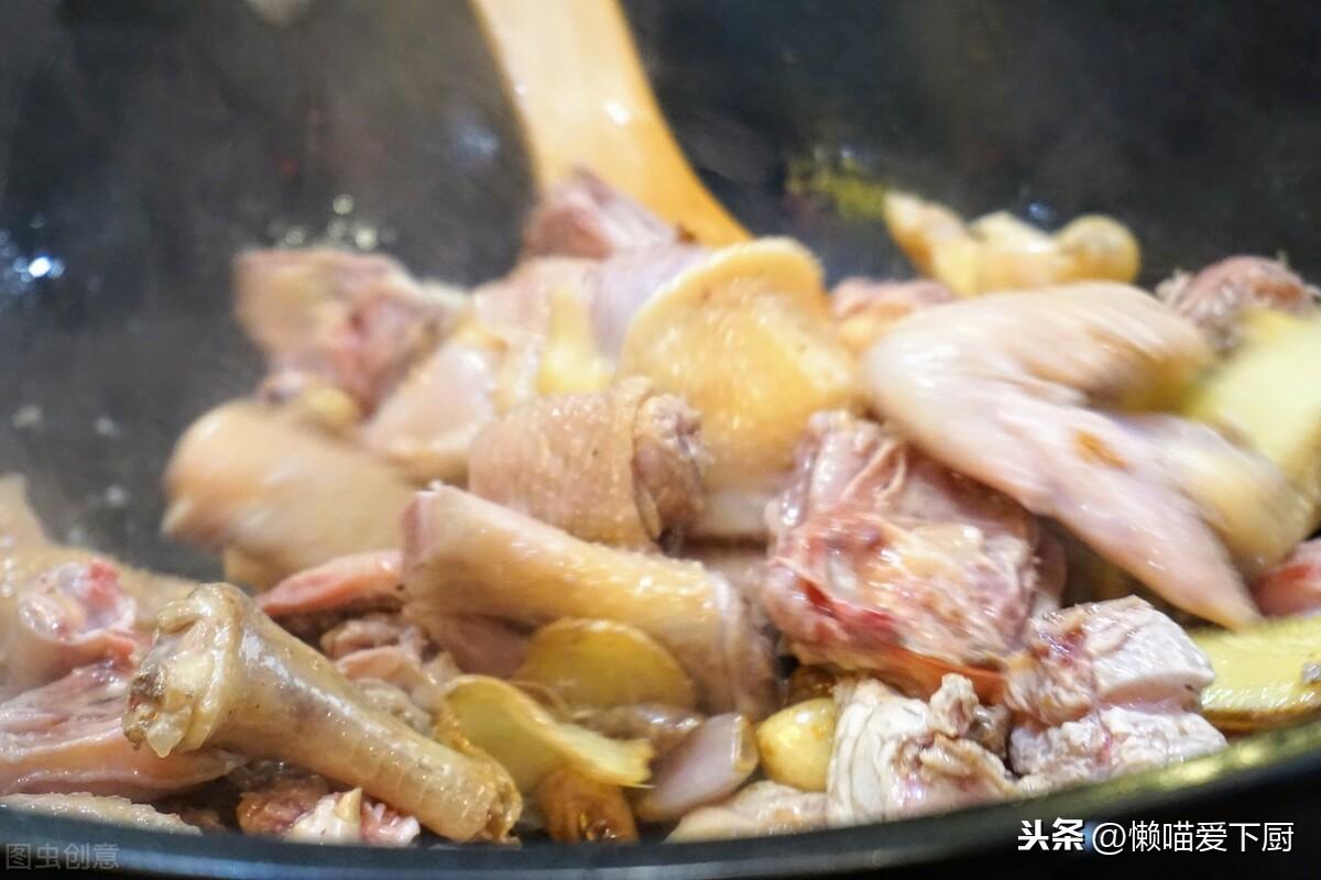 鸡肉焯水是冷水下锅还是热水下锅（怎样才能让鸡肉不柴）-4