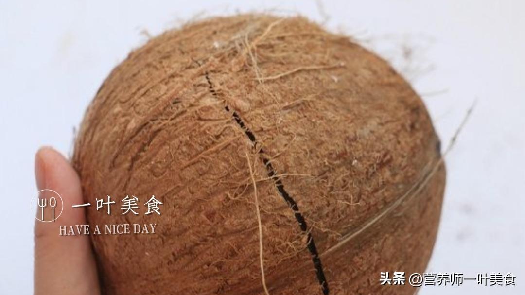 广东椰子煲鸡汤放什么材料（正宗椰子鸡的做法）-5