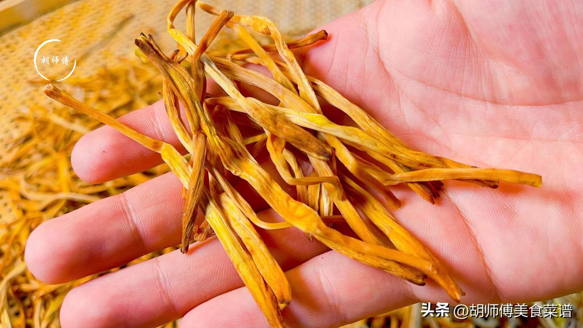 黄花菜怎么晒干处理好吃（晒干的黄花菜如何做好吃）-1