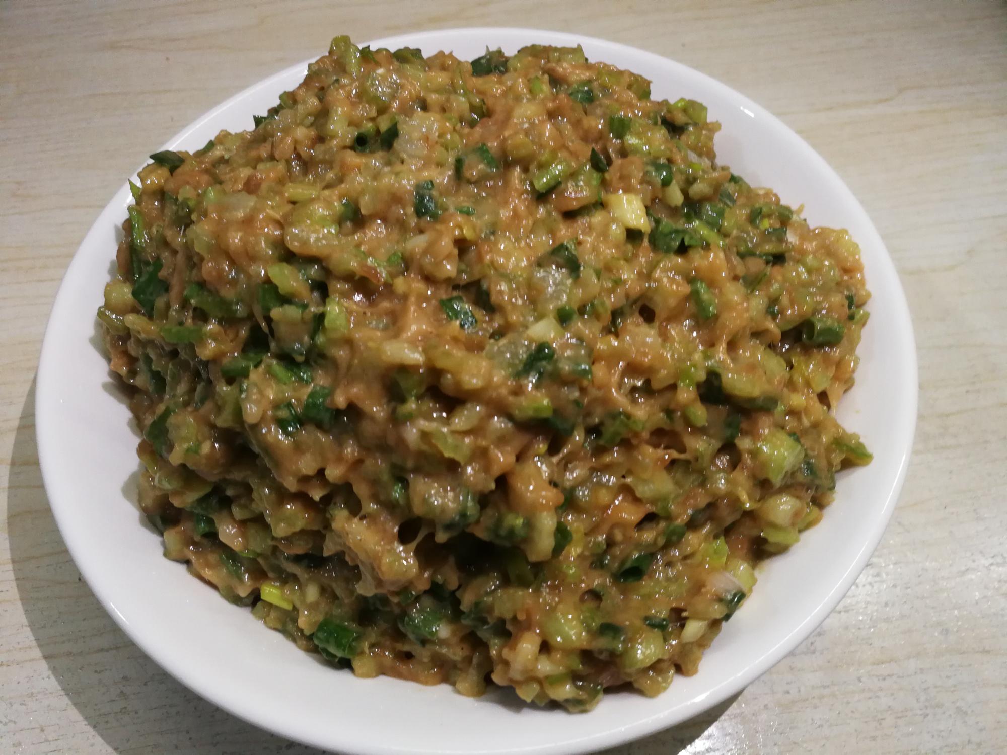 大肉芹菜饺子馅的做法（猪肉芹菜饺子馅怎么调）-6