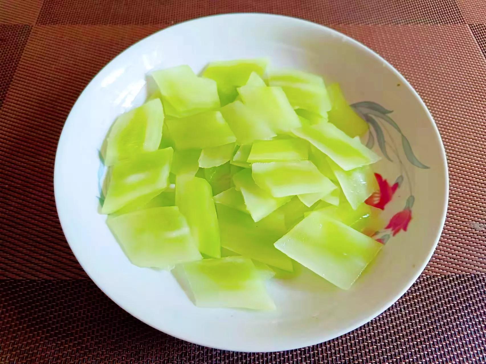 口蘑是什么季节的食物（口蘑炒莴笋的做法）-8