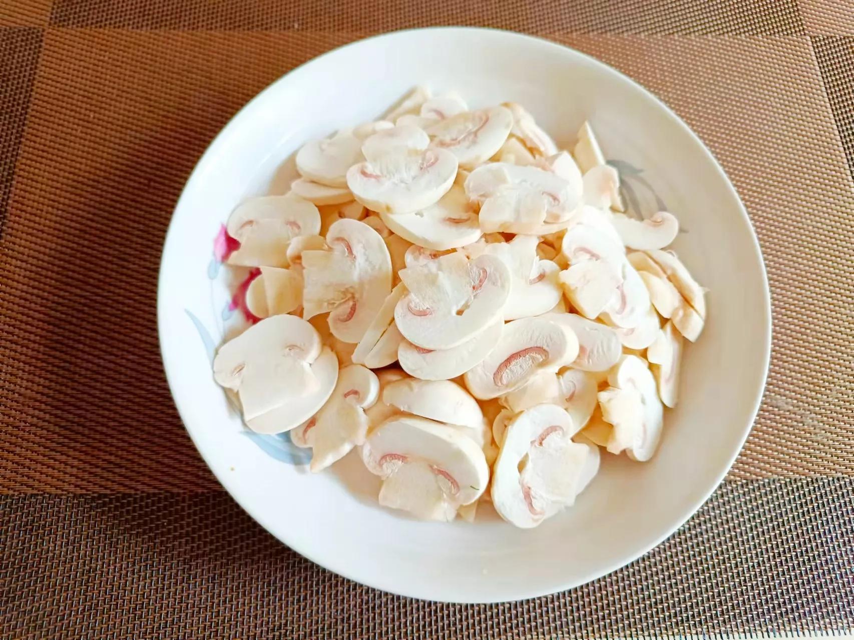 口蘑是什么季节的食物（口蘑炒莴笋的做法）-7