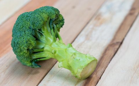 西兰花开水烫几分钟可以吃（西兰花焯水30秒行吗）