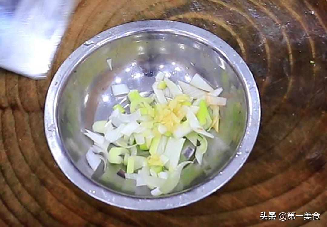龙豆角怎么炒好吃又简单（龙豆和什么搭配炒好吃）-6