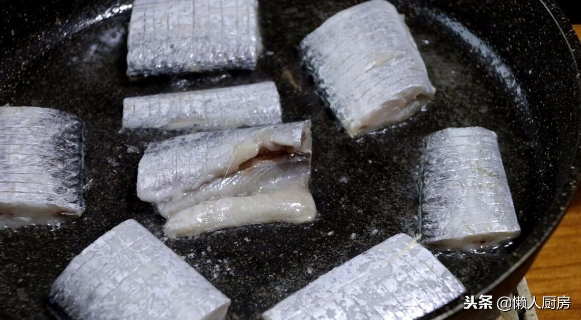 糖醋带鱼的做法最正宗（怎样烧糖醋带鱼更好吃）-10