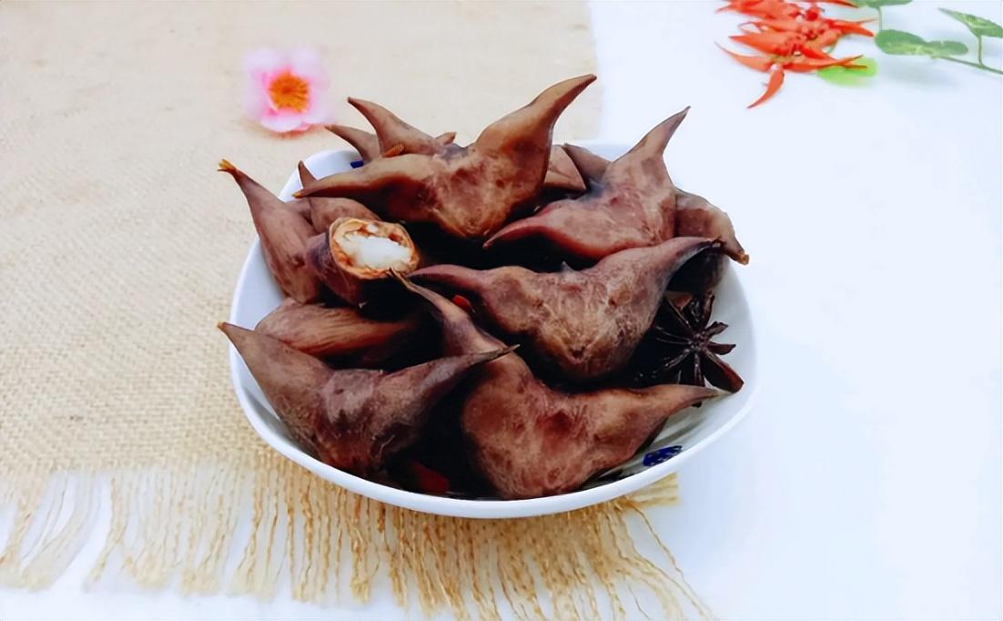 煮菱角开水下锅还是冷水下锅（煮菱角的做法分享）-2