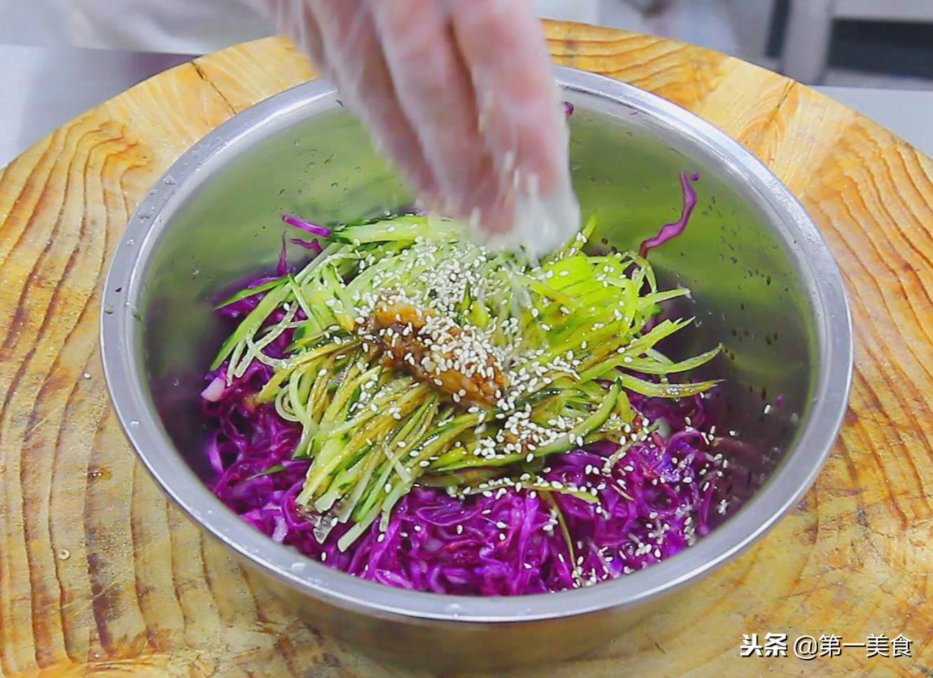 凉拌紫甘蓝怎么做好吃又简单（紫甘蓝的家常做法大全）-7