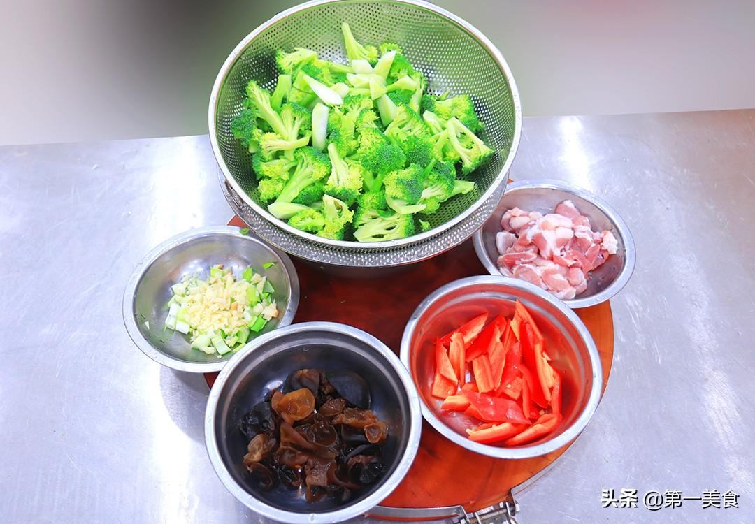 西兰花炒肉片怎么炒好吃（蚝油西兰花最正宗做法）-3