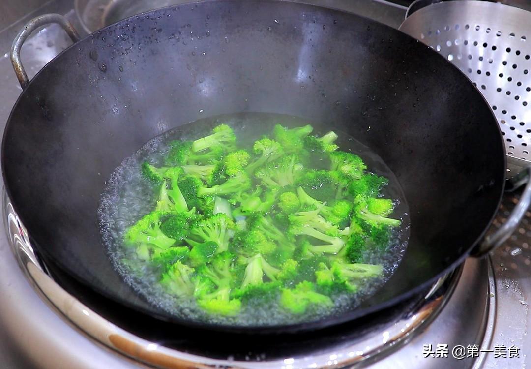 西兰花炒肉片怎么炒好吃（蚝油西兰花最正宗做法）-4